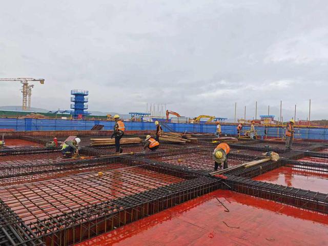 西双版纳机场四期改扩建项目停车楼主体结构顺利封顶