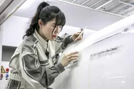 【视频】绝活 | 中职女教师上演3分钟车身刮痕消失术图片