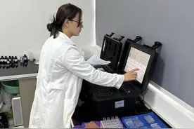 记者探访各地中小学食堂、共享实验室：校园食品如何守好安全防线？图片