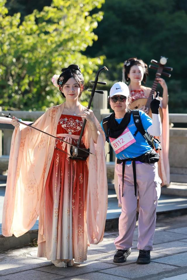 三大世界冠军助阵！直击2025梧桐山登高赛！