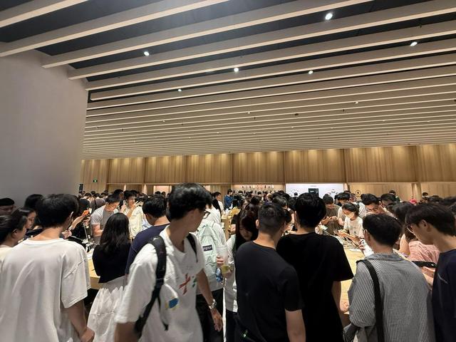 iPhone 17标准版需求超预期！多渠道热销牵动果链升温丨一线