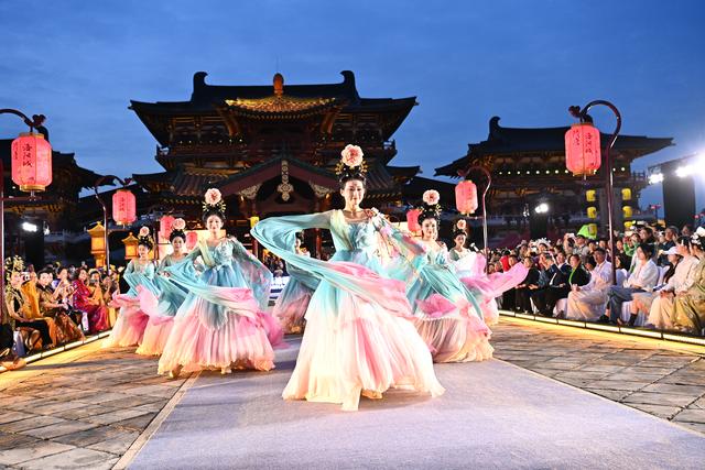 “花开中国・礼遇洛阳”九洲池华服盛典在洛阳老城区圆满落幕