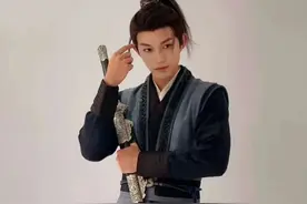 “被潜规则伤透了心”！29岁男演员退圈回老家摆摊图片