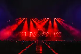 徐佳莹内地巡演首站广州开唱，汪苏泷惊喜现身合唱图片