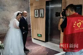 定格不老爱情，志愿者为他们免费拍婚纱照图片