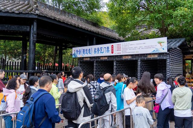 赏金秋庆双节丨大假第五日，四川A级景区接待游客713.56万人次