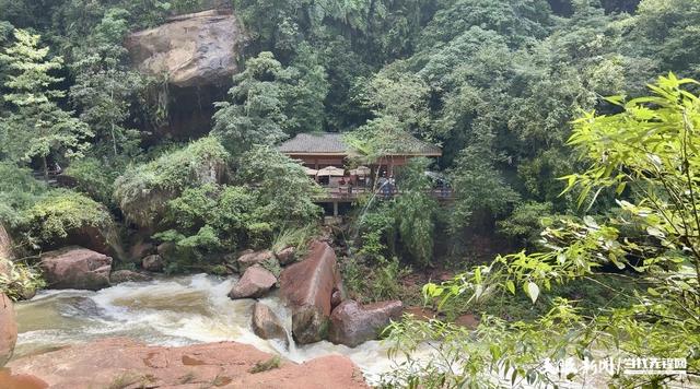 【天眼镜像】赤水丹霞大瀑布实景，游客沉醉山水间