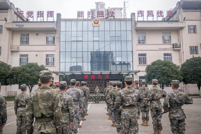 新兵授枪：钢枪在手使命扛肩