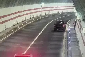 真糊涂！高速故障不打122，网上搜索救援被骗千元！图片