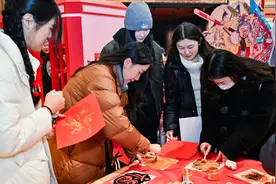 传“非遗”文化送新年福气 良品铺子福气大使空降江城图片