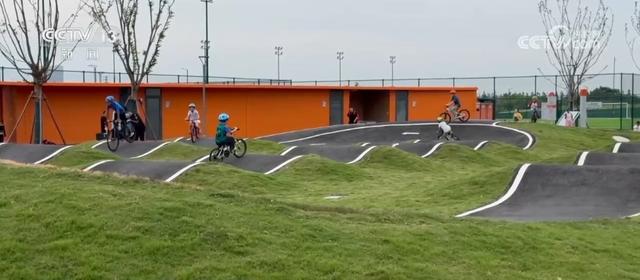 一场业余球赛凭什么掀起万亿元消费狂潮？赛场之外找到答案