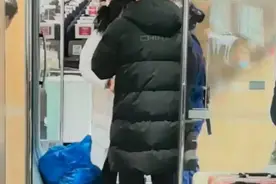 高铁被曝卖过期4年泡面 铁路成都局客服回应图片