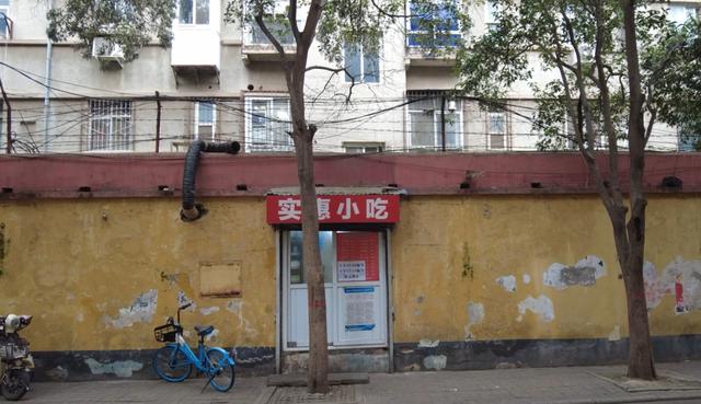炒八掺爆火两个月后，夫妻店主决定搬迁12年老店：天冷了	，想多支个火，目前80%仍是新客，号不够用