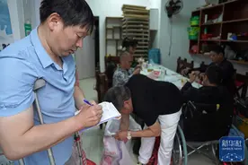 图片故事｜双拐蹚出创业路：陈永红与残友们的“创享工艺坊”图片