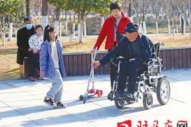 八旬老人公园练字锻炼身体图片