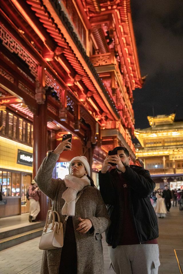 焕彩豫园冬季灯光秀绚丽上演