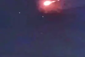 应急局回应山东现不明飞行物被击落，夜空中两光相撞爆裂瞬间曝光图片