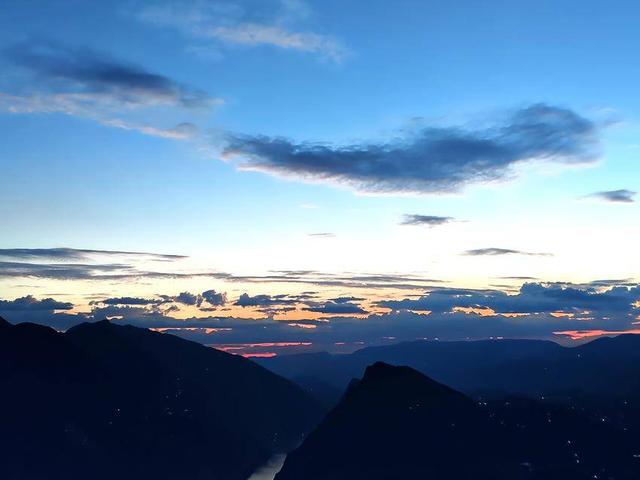 巴东：晚霞映山川 绘就天地绝美画卷