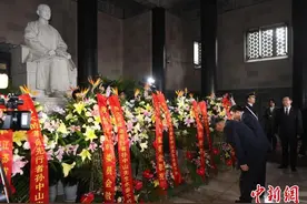 孙中山逝世100周年 各界人士拜谒中山陵图片