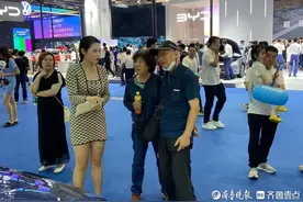 齐鲁车展上看车的老年消费者：家庭需求优先，更看重安全、舒适图片