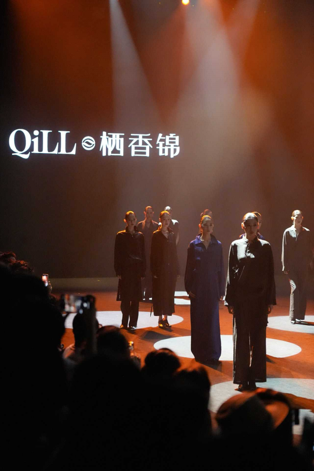 ACDY、一抹微蓝亮相时装周，成交频频刷新纪录