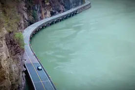 四川乐山网红“水上公路”预计本月底恢复通行，曾因落石受损封闭图片