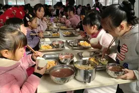 闪电评论｜农村学生营养餐补贴不能随便索取图片