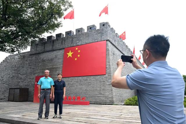 向祖国告白，满城尽是“中国红”！