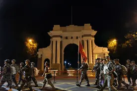 清华大学夜间拉练20公里，学生：有人结束后又跑4公里，有人在路上练口语、讨论数学题图片