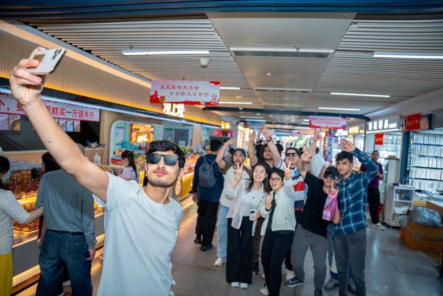 潮声丨暑期入境人数井喷，“进货式旅游”带火“义乌+”