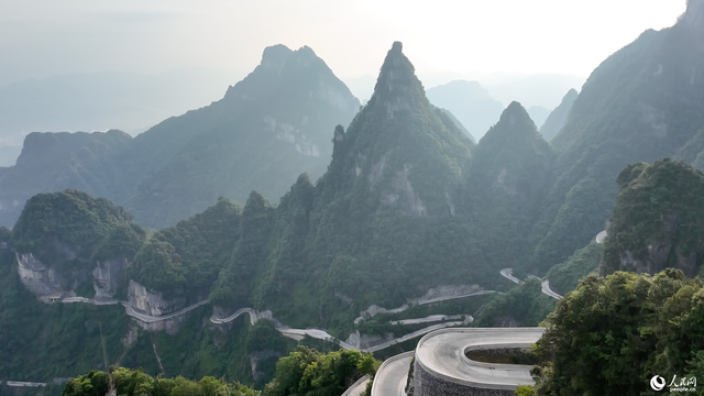 湖南张家界：天门吐雾 峰林叠翠
