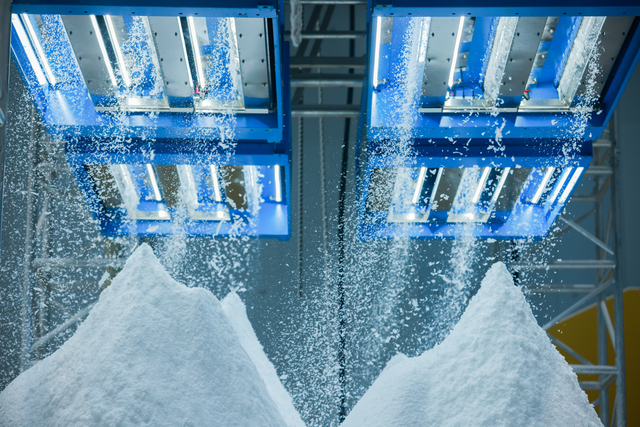深圳·前海冰雪世界启幕在即，全球最大室内冰雪世界如何“逆天”造雪？
