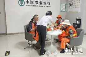 农行靖边新农村支行：情系环卫工 夏季送清凉图片