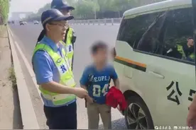 男童独自离校迷路，暖心交警帮他找到家人图片