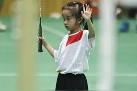 那个深夜在球馆捡瓶子的小姑娘，开始练球了！图片