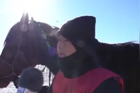 跑马拾哈达、跑马射箭……冬日雪原赛马震撼场面来了图片