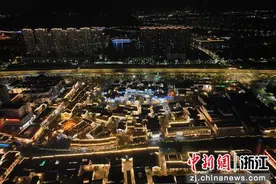 航拍绍兴柯桥古镇夜景 绚烂光影令人流连图片