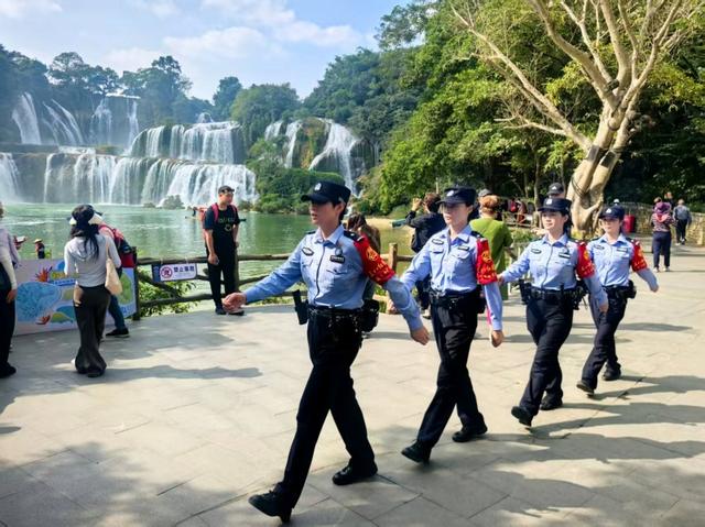 “云说壮美——相约东博会”网络主题宣传和采风活动丨 德天女警先锋队：跨国瀑布下警花绽放