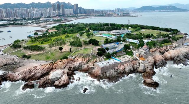 这抹穿越亿万年的“青岛红”，为何成为动人的“地质情书”？