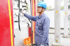 红河州首次开展220千伏设备带电水冲洗作业图片