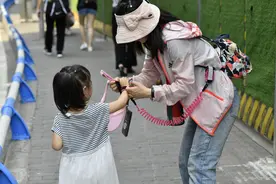 当社会鼓励生育，她们写下成为母亲的爱与痛图片