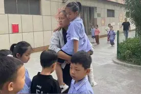 校园温情瞬间|这一抱，如母亲般温暖图片