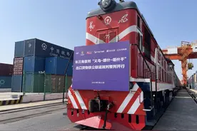 满载100个集装箱，长三角首趟出口货物铁公联运班列开行图片