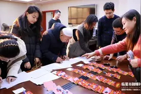 两会花絮丨定格“幕后”，全是认真的样子图片