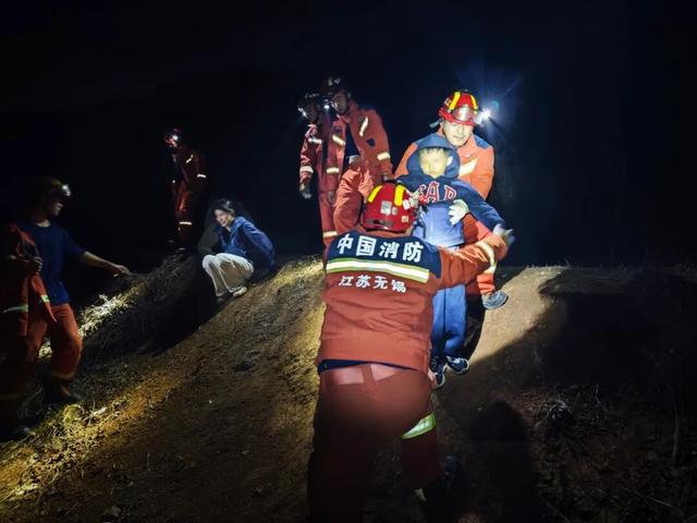 漆黑一片！5人在山中被发现！