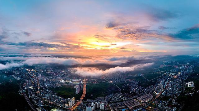 富源：雾起穹苍 林峦熹微
