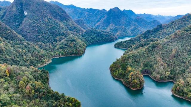 绥阳：层林尽染初冬色 湖水清澄映彩峦