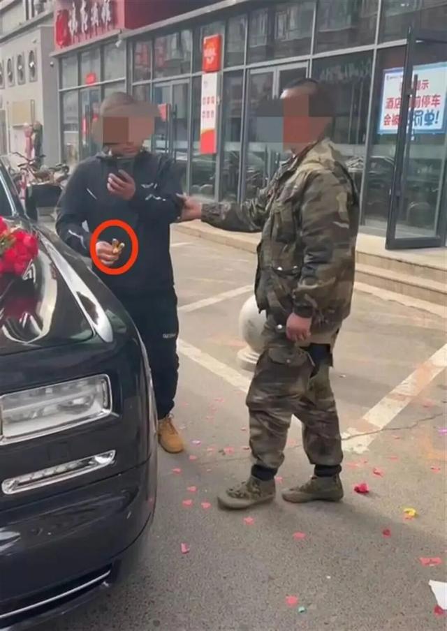 婚车遭拦截索要50条烟作为喜钱，双方僵持1小时，新人无奈打车离去！网友质疑：算不算“拦路抢劫”？律师解读→