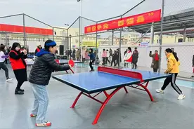 全民健身“动”起来！成都彭州市民乒羽赛场迎新年图片