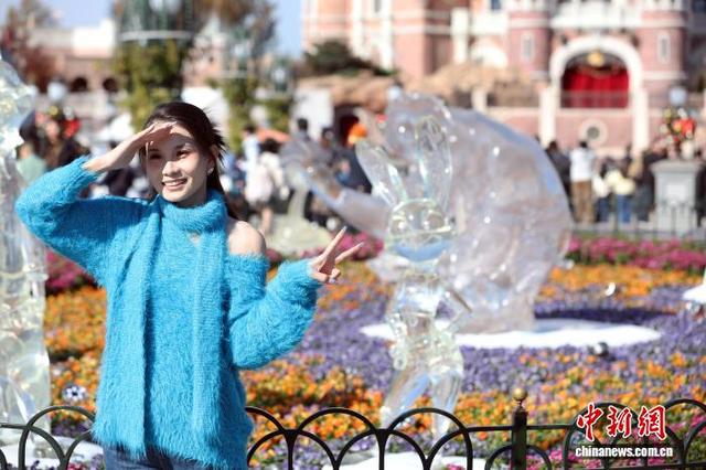 上海迪士尼奇幻冬日季吸引游客